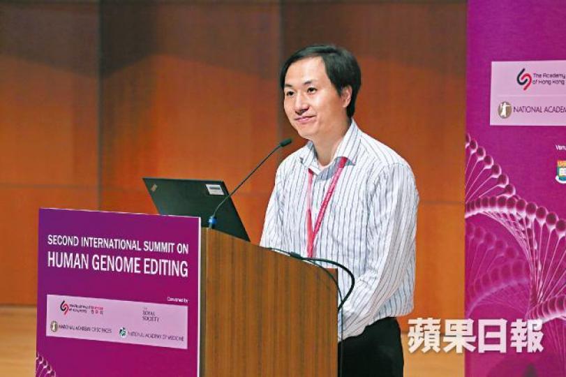 內地學者賀建奎昨現身港大學術峯會,全程遭國際醫學專家及傳媒狙擊。何頴賢攝港科院院長徐立之對賀建奎在論壇上的表現感失望。 內地學者賀建奎昨現身港大學術峯會,全程遭國際醫學專家及傳媒狙擊。何頴賢攝港科院院長徐立之對賀建奎在論壇上的表現感失望。