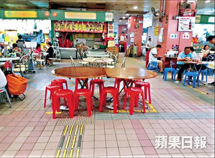 審計署視察大埔墟街市熟食中心,發現有觸覺引路帶被枱凳阻礙。 審計署視察大埔墟街市熟食中心,發現有觸覺引路帶被枱凳阻礙。