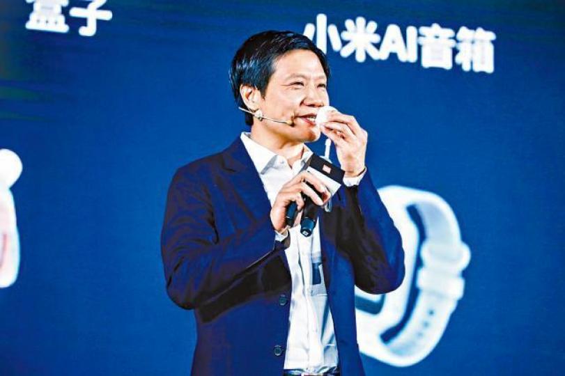 雷軍昨日喺台上嘗試呼喚「小愛同學」。 雷軍昨日喺台上嘗試呼喚「小愛同學」。