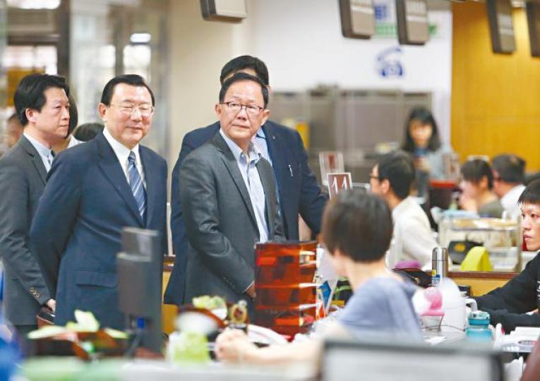 丁守中昨到台北地院提出驗票要求。台灣《蘋果日報》 丁守中昨到台北地院提出驗票要求。台灣《蘋果日報》