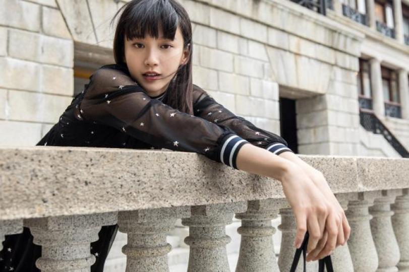 Tory Burch金色綴邊珍珠耳環及白色荷葉領襯衫。Tory Burch 黑色綴星星鏈飾手袋。Faye Tsui 時裝博客︰Tory Burch 粉紅蝴蝶領襯衫。Tory Burch 紅色真皮手袋及粉紅圖案沙灘拖鞋。Karina Ha - 品牌形象設計師︰Tory Burch珍珠垂墜耳環及粉紅手袋。Tory Burch 棕色平底拖鞋。Veronica Li 時裝博客︰Tory Burch白色拉鏈外套。Tory Burch金色平底鞋及藍色星星平底鞋。Tory Burch黑色流蘇相機包。Tory Tory Burch金色綴邊珍珠耳環及白色荷葉領襯衫。Tory Burch 黑色綴星星鏈飾手袋。Faye Tsui 時裝博客︰Tory Burch 粉紅蝴蝶領襯衫。Tory Burch 紅色真皮手袋及粉紅圖案沙灘拖鞋。Karina Ha - 品牌形象設計師︰Tory Burch珍珠垂墜耳環及粉紅手袋。Tory Burch 棕色平底拖鞋。Veronica Li 時裝博客︰Tory Burch白色拉鏈外套。Tory Burch金色平底鞋及藍色星星平底鞋。Tory Burch黑色流蘇相機包。Tory