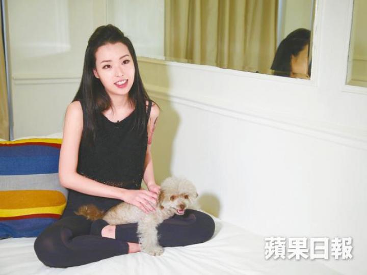 譚凱倫成長過程缺乏父母的愛,更因家暴要住青年宿舍。雖然沒有血緣關係,但譚凱倫和湊大她的婆婆感情好好。 譚凱倫成長過程缺乏父母的愛,更因家暴要住青年宿舍。雖然沒有血緣關係,但譚凱倫和湊大她的婆婆感情好好。