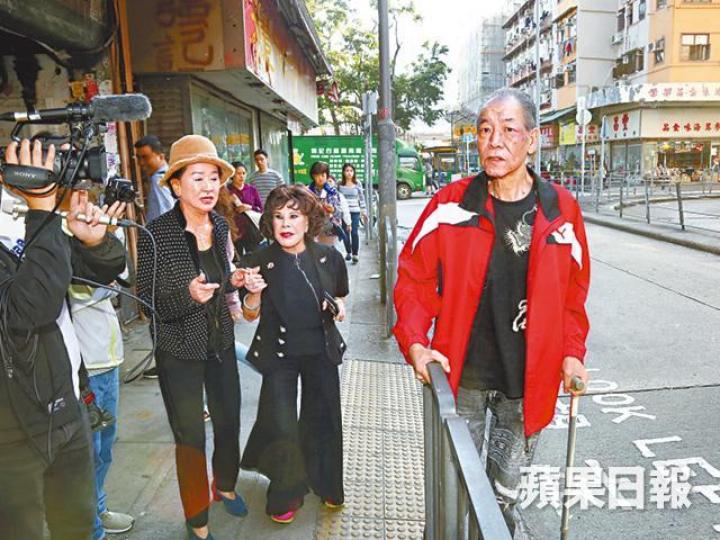 昨日(左起)祥嫂及黃夏蕙約李兆基敍舊,她們更陪同基哥候車離開。基哥行動不便,需要周潤發家姐周聰玲協助他上車。基哥在好友陳慎芝(右)陪同下到九龍城,基哥要撐枴杖,但精神不錯。 昨日(左起)祥嫂及黃夏蕙約李兆基敍舊,她們更陪同基哥候車離開。基哥行動不便,需要周潤發家姐周聰玲協助他上車。基哥在好友陳慎芝(右)陪同下到九龍城,基哥要撐枴杖,但精神不錯。