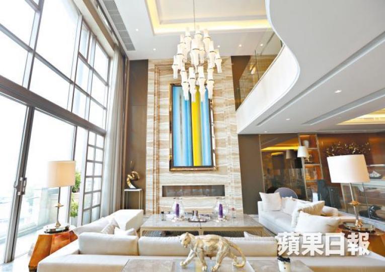 大埔比華利山別墅「皇宮屋」大廳闊落,樓底逾20呎高。3樓主人套房寬敞,面積逾400方呎。套房浴室提供按摩池。衣帽間掛上發展商送贈的晚禮服。單位連6個車位出售。皇宮屋罕有設蒸氣桑拿房。大宅內置電梯,方便上落。比華利山別墅叫價1.28億元放盤。資料圖片單位露台望海景。飯廳放置入牆酒櫃。 大埔比華利山別墅「皇宮屋」大廳闊落,樓底逾20呎高。3樓主人套房寬敞,面積逾400方呎。套房浴室提供按摩池。衣帽間掛上發展商送贈的晚禮服。單位連6個車位出售。皇宮屋罕有設蒸氣桑拿房。大宅內置電梯,方便上落。比華利山別墅叫價1.28億元放盤。資料圖片單位露台望海景。飯廳放置入牆酒櫃。