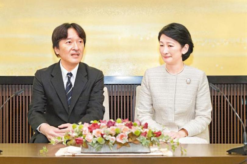 文仁昨天53歲生日與妻子紀子妃開記者會,罕有公開批評政府決定。美聯社宮內廳昨發放文仁一家五口合照,長女真子(左)出嫁遇障礙。日皇明仁(右)明年4月將退位,皇太子德仁繼位。資料圖片 文仁昨天53歲生日與妻子紀子妃開記者會,罕有公開批評政府決定。美聯社宮內廳昨發放文仁一家五口合照,長女真子(左)出嫁遇障礙。日皇明仁(右)明年4月將退位,皇太子德仁繼位。資料圖片