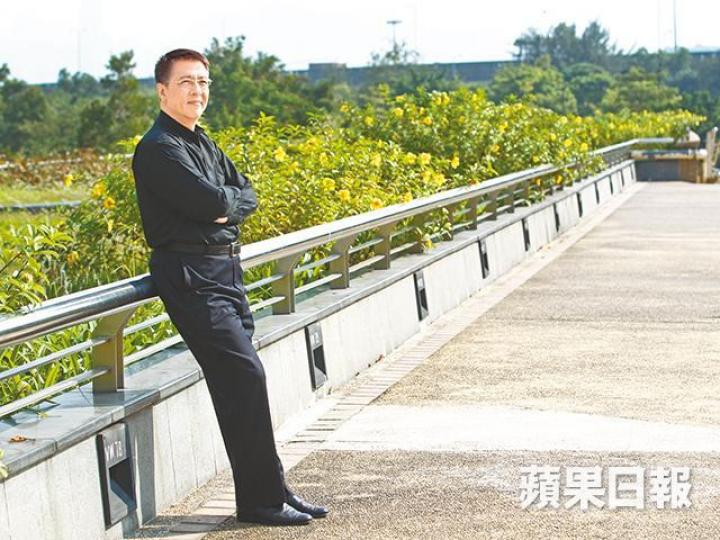 明星夢碎後,高俊文工作大減,薪酬僅夠吊命,他只好馬死落地行,轉行做保安餬口。資料圖片高俊文在《怒火街頭2》扮演法官,深入民心。電視圖片13年港視不獲發牌,高俊文與張松枝等在集會上演出港版《半澤直樹》,望討回公道。資料圖片 明星夢碎後,高俊文工作大減,薪酬僅夠吊命,他只好馬死落地行,轉行做保安餬口。資料圖片高俊文在《怒火街頭2》扮演法官,深入民心。電視圖片13年港視不獲發牌,高俊文與張松枝等在集會上演出港版《半澤直樹》,望討回公道。資料圖片