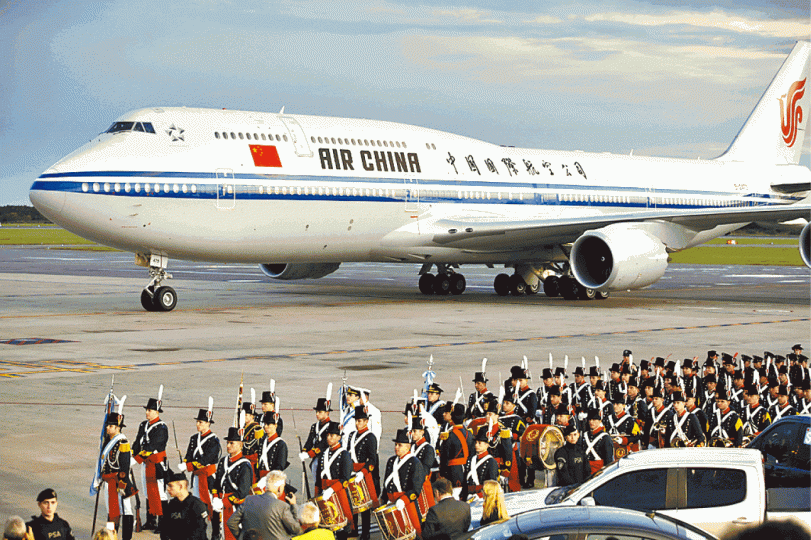 習近平乘專機抵布宜諾斯艾利斯機場,當局派儀仗隊歡迎。美聯社 習近平乘專機抵布宜諾斯艾利斯機場,當局派儀仗隊歡迎。美聯社