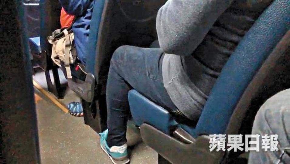 記者登上肇事路線的巴士,發現仍有乘客未扣上安全帶。 記者登上肇事路線的巴士,發現仍有乘客未扣上安全帶。
