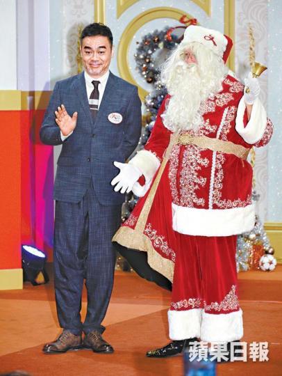 劉青雲考慮去芬蘭過聖誕,可惜自己又怕凍。今年是青雲和太太郭藹明結婚20周年,青雲坦言沒有特別慶祝。資料圖片劉青雲在台上表演魔術,似模似樣。 劉青雲考慮去芬蘭過聖誕,可惜自己又怕凍。今年是青雲和太太郭藹明結婚20周年,青雲坦言沒有特別慶祝。資料圖片劉青雲在台上表演魔術,似模似樣。