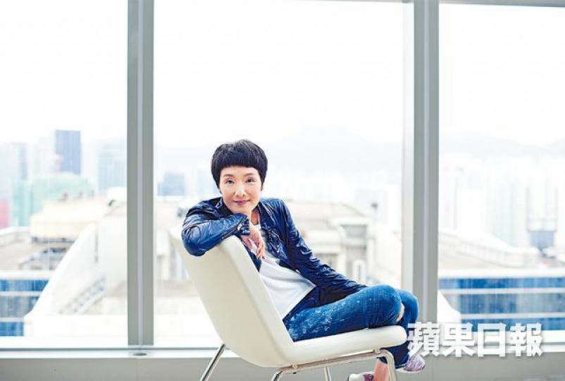 現年66歲的顧美華,提起喪親之痛仍感難過,不過近年因湊孫,令她終於可以走出哀傷的陰霾。顧美華表示近年以湊孫為樂,與孫女關係似好友。《壹週刊》圖片顧美華妹妹顧麗華因丈夫馮潮澤有第三者而輕生。顧美華04年息影,與圈外人Andy Yen再婚,兩夫婦近年定居美國。資料圖片顧美華以32歲之齡出道,與斯琴高娃(右)在《似水流年》大演對手戲。劇照在香港長大的顧美華直言很愛香港,每隔半年就會回來。 現年66歲的顧美華,提起喪親之痛仍感難過,不過近年因湊孫,令她終於可以走出哀傷的陰霾。顧美華表示近年以湊孫為樂,與孫女關係似好友。《壹週刊》圖片顧美華妹妹顧麗華因丈夫馮潮澤有第三者而輕生。顧美華04年息影,與圈外人Andy Yen再婚,兩夫婦近年定居美國。資料圖片顧美華以32歲之齡出道,與斯琴高娃(右)在《似水流年》大演對手戲。劇照在香港長大的顧美華直言很愛香港,每隔半年就會回來。