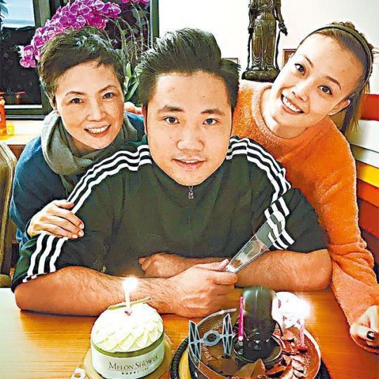 祖兒與媽媽及細佬,一家三口感情要好。資料圖片母親多年來身兼父職湊大祖兒(左)及胞弟。互聯網圖片 祖兒與媽媽及細佬,一家三口感情要好。資料圖片母親多年來身兼父職湊大祖兒(左)及胞弟。互聯網圖片