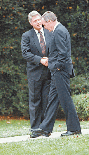 1992年11月18日,候任總統克林頓到白宮跟即將卸任的布殊會面。 1992年11月18日,候任總統克林頓到白宮跟即將卸任的布殊會面。