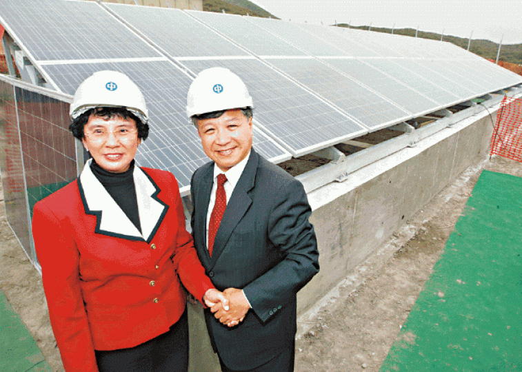 經過多年努力及磋商,中電2013年終於在島上鋪設太陽能板,解決長年電力不穩的問題。葉陳幔利情人節寫給米高嘉道理(小圖)的一封信,令晨曦島供電計劃重燃希望。陳保羅牧師(左)堅持晨曦島的學員每天五小時祈禱讀《聖經》。與世隔絕的晨曦島,見證一個又一個成功戒毒的故事。VR眼鏡令人進入虛擬的毒害空間,體驗毒品禍害。 經過多年努力及磋商,中電2013年終於在島上鋪設太陽能板,解決長年電力不穩的問題。葉陳幔利情人節寫給米高嘉道理(小圖)的一封信,令晨曦島供電計劃重燃希望。陳保羅牧師(左)堅持晨曦島的學員每天五小時祈禱讀《聖經》。與世隔絕的晨曦島,見證一個又一個成功戒毒的故事。VR眼鏡令人進入虛擬的毒害空間,體驗毒品禍害。