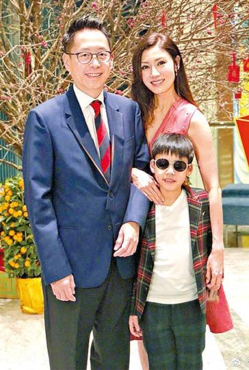 李嘉欣與老公許晉亨育有一子,但仍雪卵追女。阿嬌與賴弘國將於月中舉行婚禮,她2月時承認曾雪卵。 李嘉欣與老公許晉亨育有一子,但仍雪卵追女。阿嬌與賴弘國將於月中舉行婚禮,她2月時承認曾雪卵。