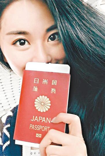 裕美在Ig貼出手拿日本護照的照片,還笑說自己有時也忘記是日本人。互聯網圖片 裕美在Ig貼出手拿日本護照的照片,還笑說自己有時也忘記是日本人。互聯網圖片