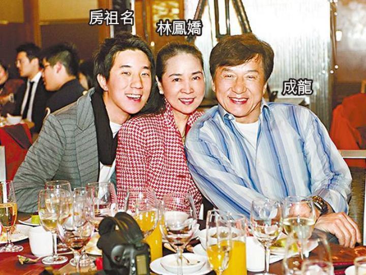 成龍的英文版自傳提及他當年覺得林鳳嬌貪錢,又曾暴打兒子房祖名。資料圖片自傳中,成龍談到與初戀情人鄧麗君之間的相處。成龍在英文版自傳中提到,與吳綺莉發展婚外情,又承認與無數妓女睡過。資料圖片成龍被批評對女兒卓林(右)的態度,令人難以接受。資料圖片 成龍的英文版自傳提及他當年覺得林鳳嬌貪錢,又曾暴打兒子房祖名。資料圖片自傳中,成龍談到與初戀情人鄧麗君之間的相處。成龍在英文版自傳中提到,與吳綺莉發展婚外情,又承認與無數妓女睡過。資料圖片成龍被批評對女兒卓林(右)的態度,令人難以接受。資料圖片