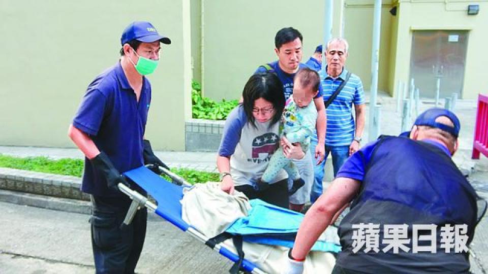 三歲女童猝死家中，遺體由仵工移送殮房時，其母傷心撫屍。周鴻熙攝