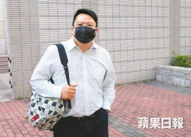 教師布志強昨指「唔知點處理」,故拒絕到醫院協助死者母親。黃耀興攝死者梁卓銘案發當日逃學,當晚接到老師電話後墮斃。梁卓銘母親張秀蘭 教師布志強昨指「唔知點處理」,故拒絕到醫院協助死者母親。黃耀興攝死者梁卓銘案發當日逃學,當晚接到老師電話後墮斃。梁卓銘母親張秀蘭