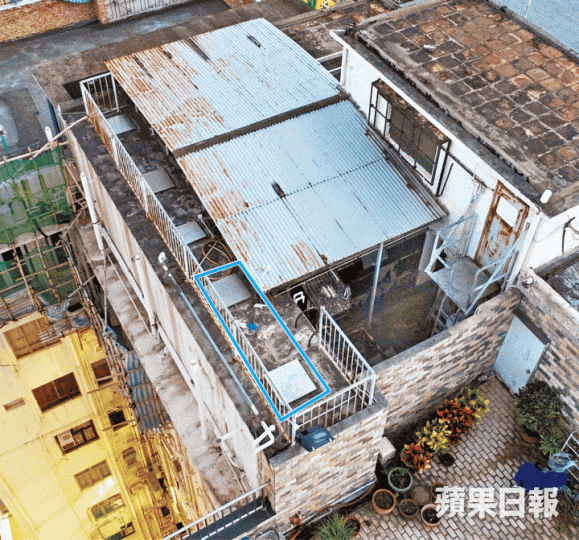 女保安員失蹤30小時後被發現陳屍天台鹹水缸(藍框示)。死者丈夫趕到現場認屍,神情哀傷。 女保安員失蹤30小時後被發現陳屍天台鹹水缸(藍框示)。死者丈夫趕到現場認屍,神情哀傷。