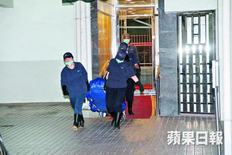 仵工將死者遺體移送殮房。司徒韋桐攝 仵工將死者遺體移送殮房。司徒韋桐攝