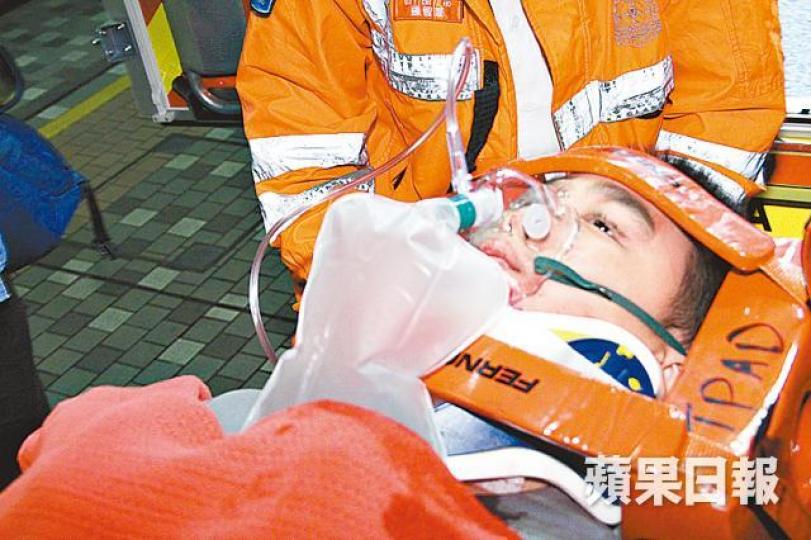 墮樓男童送院搶救。警方事後到男童住所調查事件。