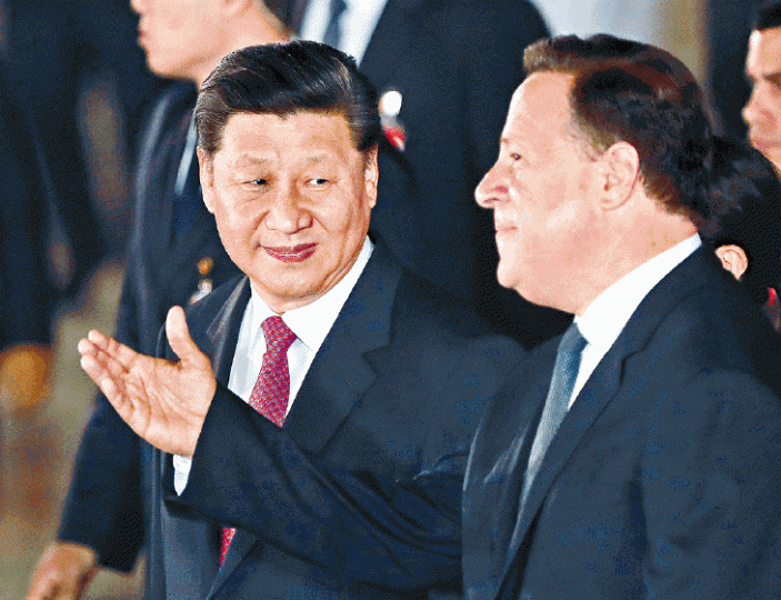 習近平前晚乘專機抵巴拿馬，巴拿馬總統巴雷拉親往機場迎接。路透社