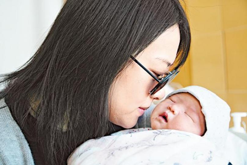 董敏莉表示誕女後最初幾日餵人奶失敗,直到日前成功感動到想喊。 董敏莉表示誕女後最初幾日餵人奶失敗,直到日前成功感動到想喊。