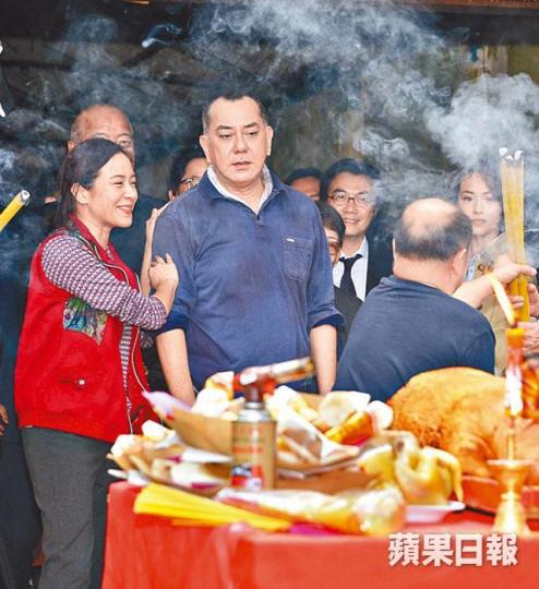 嘉欣在新片中飾演秋生老婆,因要配合老態造型,特別留長白髮。 嘉欣在新片中飾演秋生老婆,因要配合老態造型,特別留長白髮。