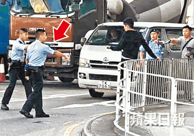 軍裝警拔槍示警(箭嘴示),與被捕男子對峙。 軍裝警拔槍示警(箭嘴示),與被捕男子對峙。