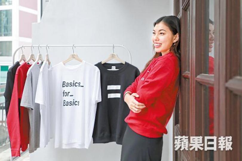 王曼喜大方承認是同性戀者,指每個人都有權去愛,有權尋找快樂。王曼喜(中)生長於開通家庭,一家人相親相愛。 王曼喜大方承認是同性戀者,指每個人都有權去愛,有權尋找快樂。王曼喜(中)生長於開通家庭,一家人相親相愛。