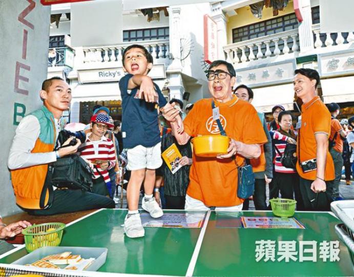 修哥同幾歲大嘅孫塞玩掟波波,玩得好開心。心姐除咗同老友記影相,仲有搵基金創辦人楊榮華集郵。 修哥同幾歲大嘅孫塞玩掟波波,玩得好開心。心姐除咗同老友記影相,仲有搵基金創辦人楊榮華集郵。