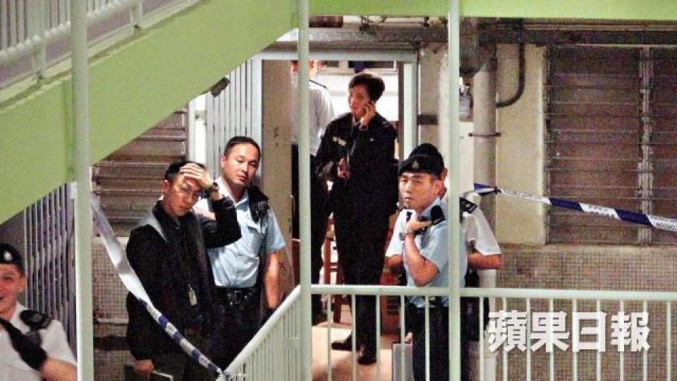 警員在香港仔華富邨雙屍命案單位調查。姜偉康攝家人趕至現場，得知噩耗後相擁痛哭。