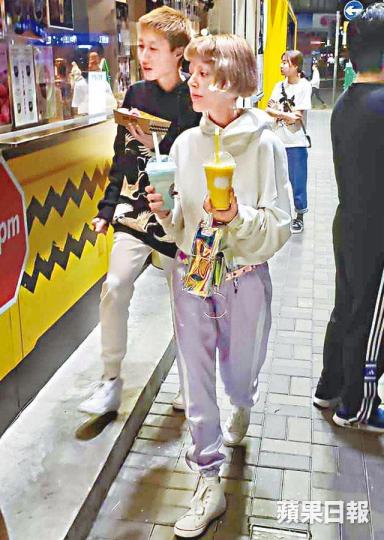 卓林和Andi(右)懶理途人目光,在街頭開餐。讀者提供圖片卓林(右)日前與Andi稱探朋友現身油麻地,二人更踎街食班戟。讀者提供圖片卓林與Andi在街頭玩碰杯,相信二人很享受目前生活。讀者提供圖片吳綺莉表示屋企大門為卓林而開,但暗示仍不接受Andi。資料圖片 卓林和Andi(右)懶理途人目光,在街頭開餐。讀者提供圖片卓林(右)日前與Andi稱探朋友現身油麻地,二人更踎街食班戟。讀者提供圖片卓林與Andi在街頭玩碰杯,相信二人很享受目前生活。讀者提供圖片吳綺莉表示屋企大門為卓林而開,但暗示仍不接受Andi。資料圖片