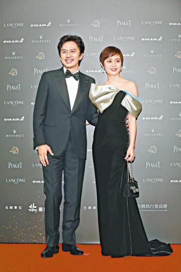 鄧超和孫儷夫婦被爆需補稅2.5億元人民幣。資料圖片黃曉明和楊穎夫婦也傳被稅局約談。資料圖片 鄧超和孫儷夫婦被爆需補稅2.5億元人民幣。資料圖片黃曉明和楊穎夫婦也傳被稅局約談。資料圖片