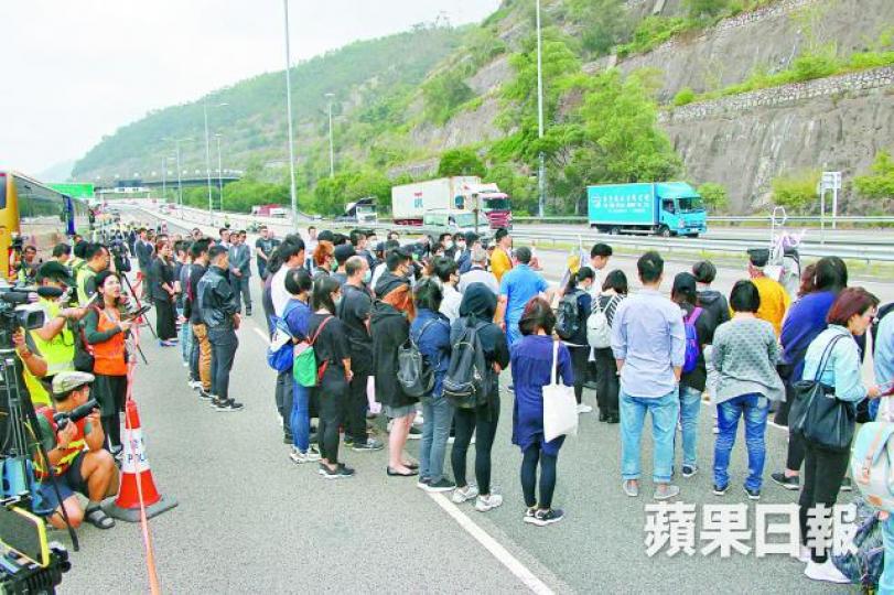 青衣長青公路六死車禍其中四名死者的家屬昨日路祭，由道士在場招魂。詹家志攝顏浩斌（小圖）的未婚妻（中）拜祭後需由親友攙扶離開。的士司機呂志遠的妻子拜祭期間跪地嚎哭。上周五旅遊巴撼的士車禍造成6死31傷。