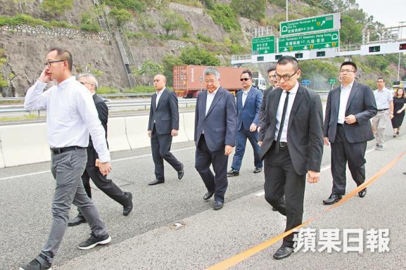 冠忠主席黃良柏（中）到場拜祭。