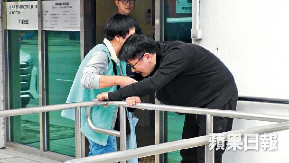 死者兒子認屍後傷心痛哭，姑姐在旁安慰。張培生攝雙屍案死者屍體移送殮房。李家傑攝