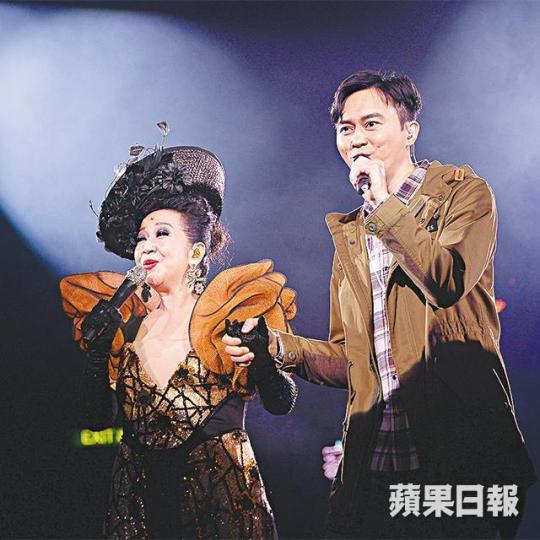 家燕姐前年籌備演唱會時,Chilam已經主動要求做嘉賓。草蜢三子為家燕姐演唱會擔任壓軸嘉賓。阿倫在額頭黐上家燕姐的招牌 家燕姐前年籌備演唱會時,Chilam已經主動要求做嘉賓。草蜢三子為家燕姐演唱會擔任壓軸嘉賓。阿倫在額頭黐上家燕姐的招牌