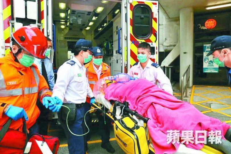 遇害男子送院，估計已死去一至兩日。警員在華富邨對開岸邊蒐證。劉漢權攝