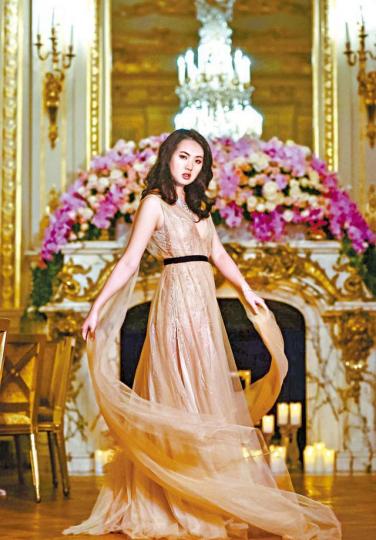 任正非的孻女姚安娜近日突然曝光，上月底出席一年一度巴黎名媛舞會。互聯網華為創辦人任正非已屆退休年齡，集團接班人誰屬引起關注。