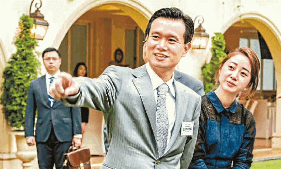 中華能源基金會由華信全資設立，其主席為葉簡明（中）。資料圖片