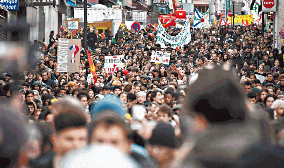 大批高中生昨天繼續在巴黎遊行,抗議收緊大學收生要求等教改措施。 大批高中生昨天繼續在巴黎遊行,抗議收緊大學收生要求等教改措施。