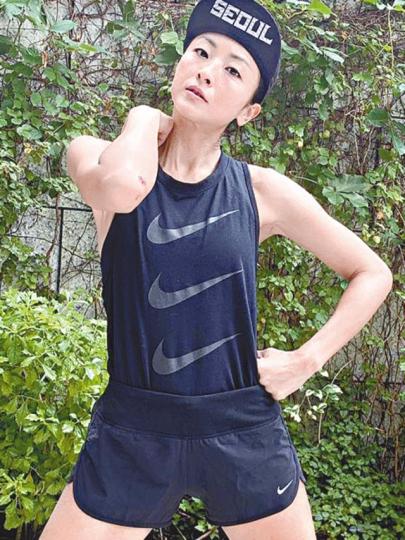 徐濠縈不單右手肘受傷,連手掌和膝蓋(小圖)都擦損。互聯網圖片互聯網圖片 徐濠縈不單右手肘受傷,連手掌和膝蓋(小圖)都擦損。互聯網圖片互聯網圖片