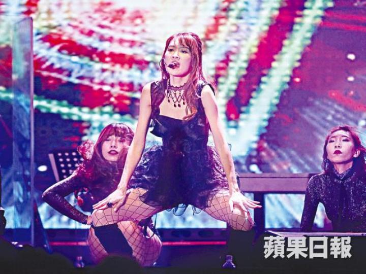 蘇慧恩前晚落力演出,最開心是婆婆現身捧場。 蘇慧恩前晚落力演出,最開心是婆婆現身捧場。