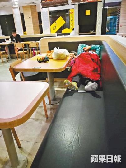《蘋果》近日走訪多間24小時營業麥當勞,發現入夜後有不少市民過夜。 《蘋果》近日走訪多間24小時營業麥當勞,發現入夜後有不少市民過夜。
