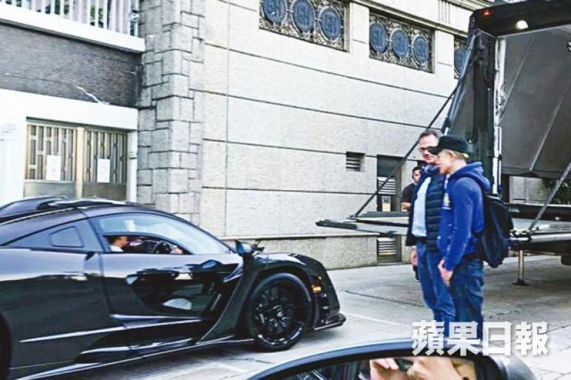 身穿藍色衞衣及戴帽的城城(右),收車時與外籍人士密斟。讀者提供圖片近日染上一頭金髮的城城,賺錢養家外不忘買車自我獎勵。資料圖片城城的新車屬於限量版超跑,據指全球僅得500架。讀者提供圖片Moka(中)為城城懷上第二胎,未知生B時會收到甚麼禮物。資料圖片 身穿藍色衞衣及戴帽的城城(右),收車時與外籍人士密斟。讀者提供圖片近日染上一頭金髮的城城,賺錢養家外不忘買車自我獎勵。資料圖片城城的新車屬於限量版超跑,據指全球僅得500架。讀者提供圖片Moka(中)為城城懷上第二胎,未知生B時會收到甚麼禮物。資料圖片