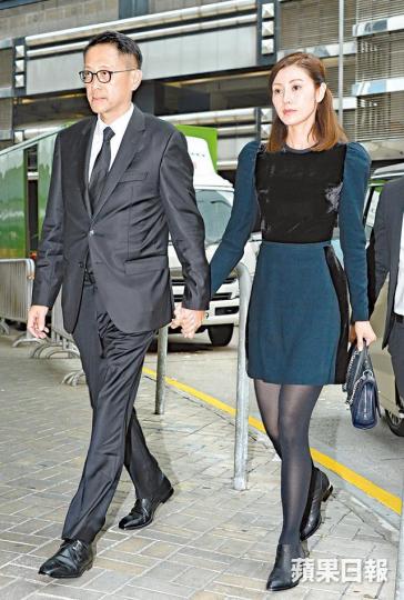 許晉亨昨與太太李嘉欣十指緊扣到殯儀館,送別父親許世勳,兩人不發一言,匆匆入禮堂。許世勳日前病逝,享年97歲。《壹週刊》圖片許晉亨與李嘉欣抵達半小時後,囝囝許建彤由李嘉欣助手陪同下到殯儀館。李嘉欣的母親(中)與胞姊李嘉明及丈夫顧毅勇送別親家。許家作風低調,僅在殯儀館豎立「許府治喪處」花牌。姪兒許晉奎拒絕回答喪禮詳情。孫兒許建中(右)與太太及子女到達靈堂。孫兒許建德與太太拖着兩個兒子送別祖父。郭鶴年由太太陪同下到殯儀館,神情哀傷。陳方安生(右)與孖生妹妹方寧生致祭。近日深居簡出的吳婉芳也有到靈堂。唐 許晉亨昨與太太李嘉欣十指緊扣到殯儀館,送別父親許世勳,兩人不發一言,匆匆入禮堂。許世勳日前病逝,享年97歲。《壹週刊》圖片許晉亨與李嘉欣抵達半小時後,囝囝許建彤由李嘉欣助手陪同下到殯儀館。李嘉欣的母親(中)與胞姊李嘉明及丈夫顧毅勇送別親家。許家作風低調,僅在殯儀館豎立「許府治喪處」花牌。姪兒許晉奎拒絕回答喪禮詳情。孫兒許建中(右)與太太及子女到達靈堂。孫兒許建德與太太拖着兩個兒子送別祖父。郭鶴年由太太陪同下到殯儀館,神情哀傷。陳方安生(右)與孖生妹妹方寧生致祭。近日深居簡出的吳婉芳也有到靈堂。唐