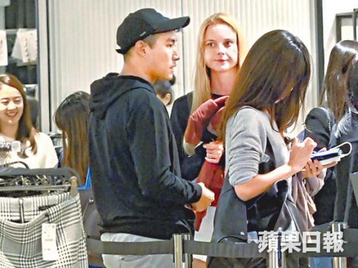 黃長發見男孩睇中衫,即與老婆排隊付款。黃長發一行四人日前在中環濕平。 黃長發見男孩睇中衫,即與老婆排隊付款。黃長發一行四人日前在中環濕平。