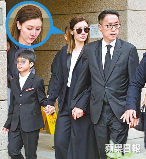 哭紅了鼻子的李嘉欣,昨日離開火葬場時拖實兒子及老公許晉亨。許晉亨和許建中(左)隨許世勳的靈柩出發去哥連臣角火葬場。抵達火葬場後,許晉亨捧着父親的遺照落車。吳婉芳昨日再和奶奶方雪芬及女兒Helene到場。趙世曾表示和許世勳相識數十年。 哭紅了鼻子的李嘉欣,昨日離開火葬場時拖實兒子及老公許晉亨。許晉亨和許建中(左)隨許世勳的靈柩出發去哥連臣角火葬場。抵達火葬場後,許晉亨捧着父親的遺照落車。吳婉芳昨日再和奶奶方雪芬及女兒Helene到場。趙世曾表示和許世勳相識數十年。