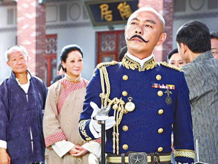 張衞健演新劇《大帥哥》被說成穩握視帝,但其實那只是他的昔日演出方式。 張衞健演新劇《大帥哥》被說成穩握視帝,但其實那只是他的昔日演出方式。